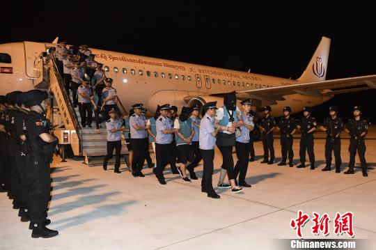 犯罪嫌疑人乘機(jī)抵達(dá)成都。　安源 攝