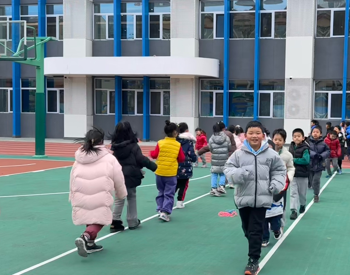一年級(jí)的同學(xué)課間跑步 。學(xué)校供圖