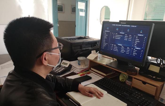 某高校就業(yè)部門(mén)的老師正在查看“云”招聘會(huì)的數(shù)據(jù)。 圖片來(lái)源 中新網(wǎng)