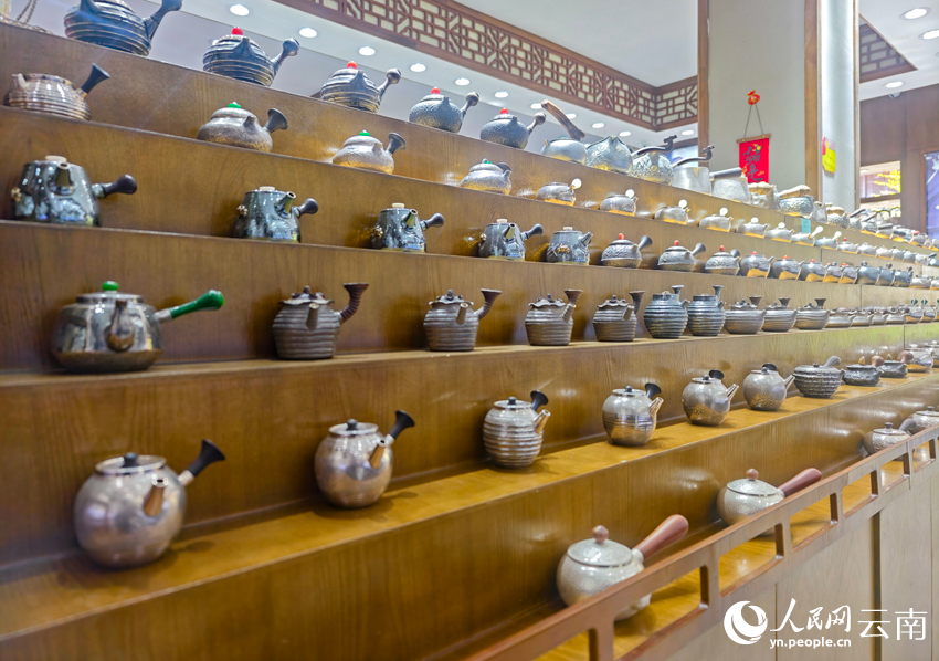 8新華村一家銀器店里的各類銀器。人民網(wǎng)記者 符皓攝