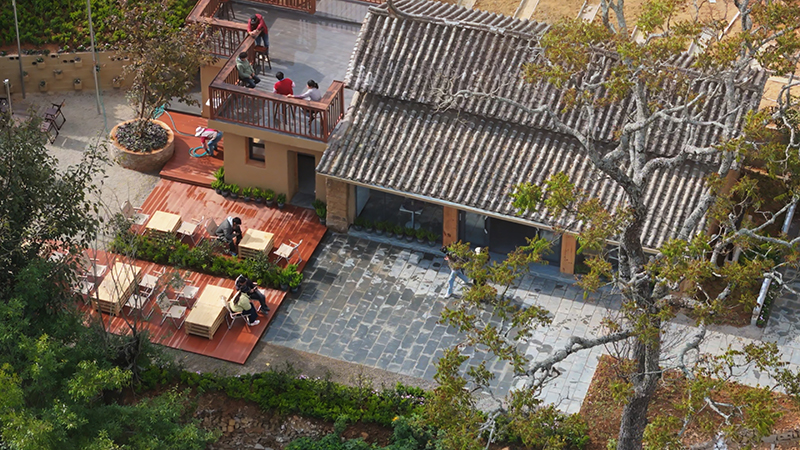 【4】曼海村鄉(xiāng)村共創(chuàng)的咖啡書吧小院。陶思源-攝