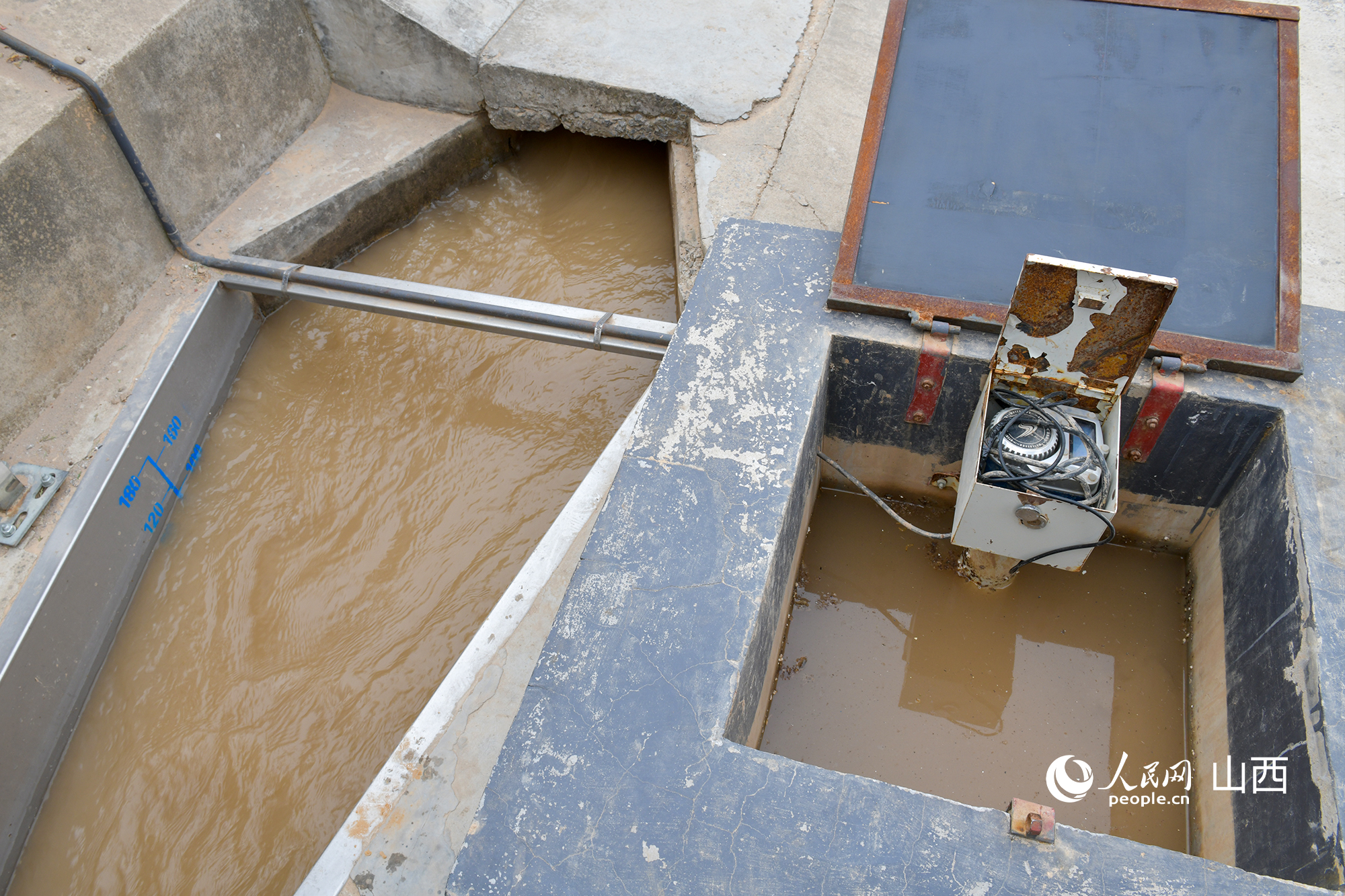 灌區(qū)渠口的計(jì)量設(shè)施。人民網(wǎng)記者 焦搏文攝