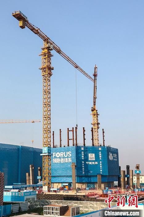 從完成頂層設(shè)計到如火如荼大規(guī)模建設(shè)，六年來，雄安新區(qū)如春天的竹子一般拔節(jié)生長，這座承載千年大計的“未來之城”已雄姿初顯。從“一張白紙”開始著墨，如今的雄安新區(qū)已是濃墨重彩的“山水畫”。<a target='_blank' href='/'>中新社</a>記者近日走訪了雄安新區(qū)多地，從“藍綠金”三色感受這座“未來之城”的巨大變化。圖為7月19日，河北雄安新區(qū)，中國中化總部基地項目施工現(xiàn)場。 <a target='_blank' href='/'>中新社</a>記者 易海菲 攝