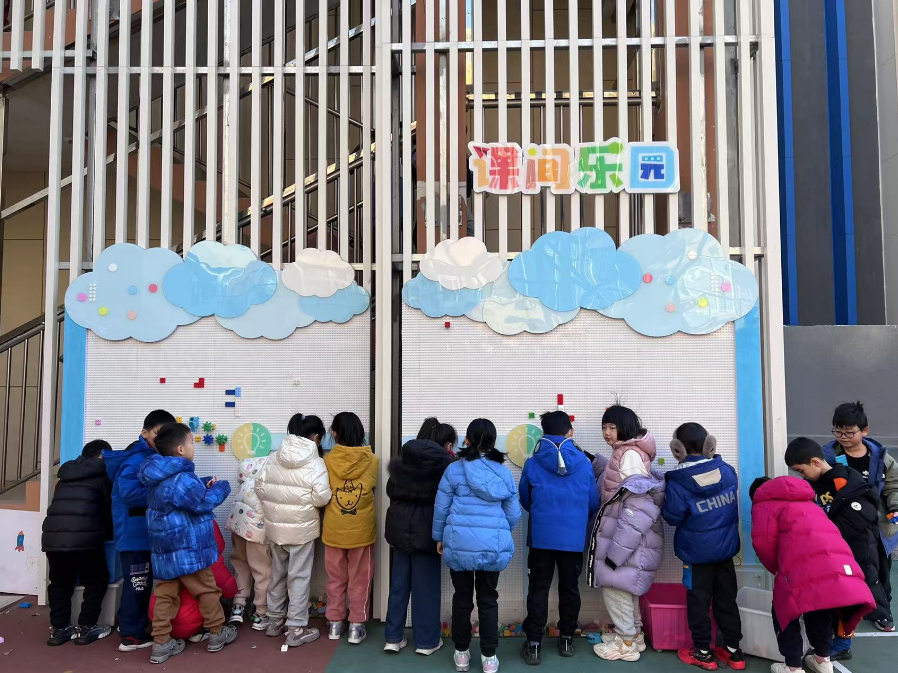 學(xué)生們?cè)谡n間樂園玩拼圖。人民網(wǎng) 白炅攝