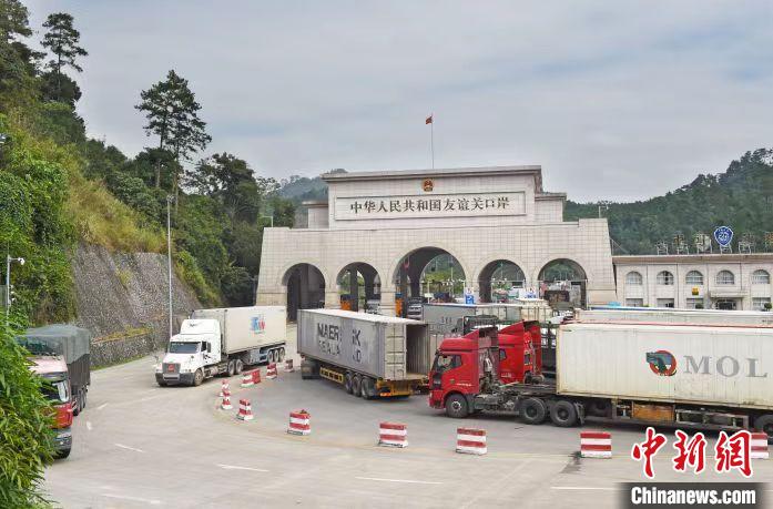 圖為中越邊境廣西憑祥市友誼關(guān)口岸?！{祥融媒體中心供圖