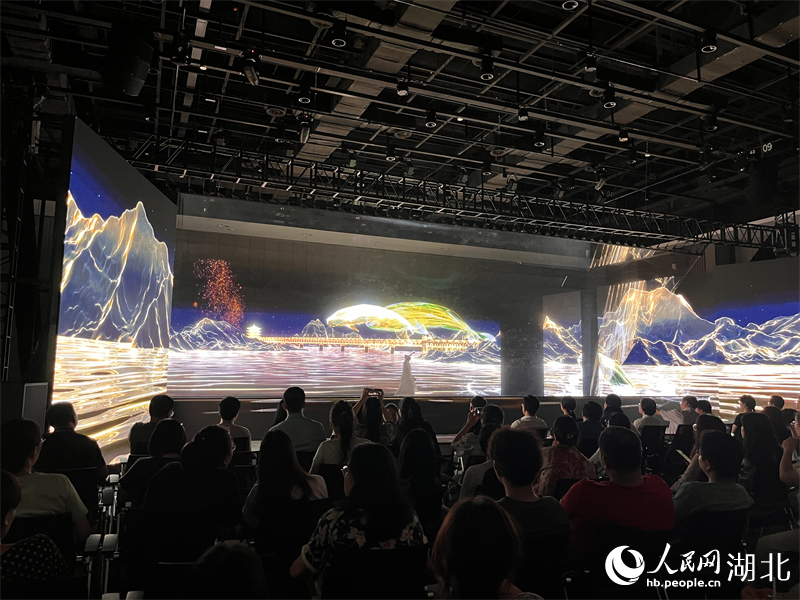 武漢長江大橋、黃鶴樓、江豚等充滿荊楚元素畫面呈現(xiàn)眼前。人民網(wǎng)記者 張雋攝