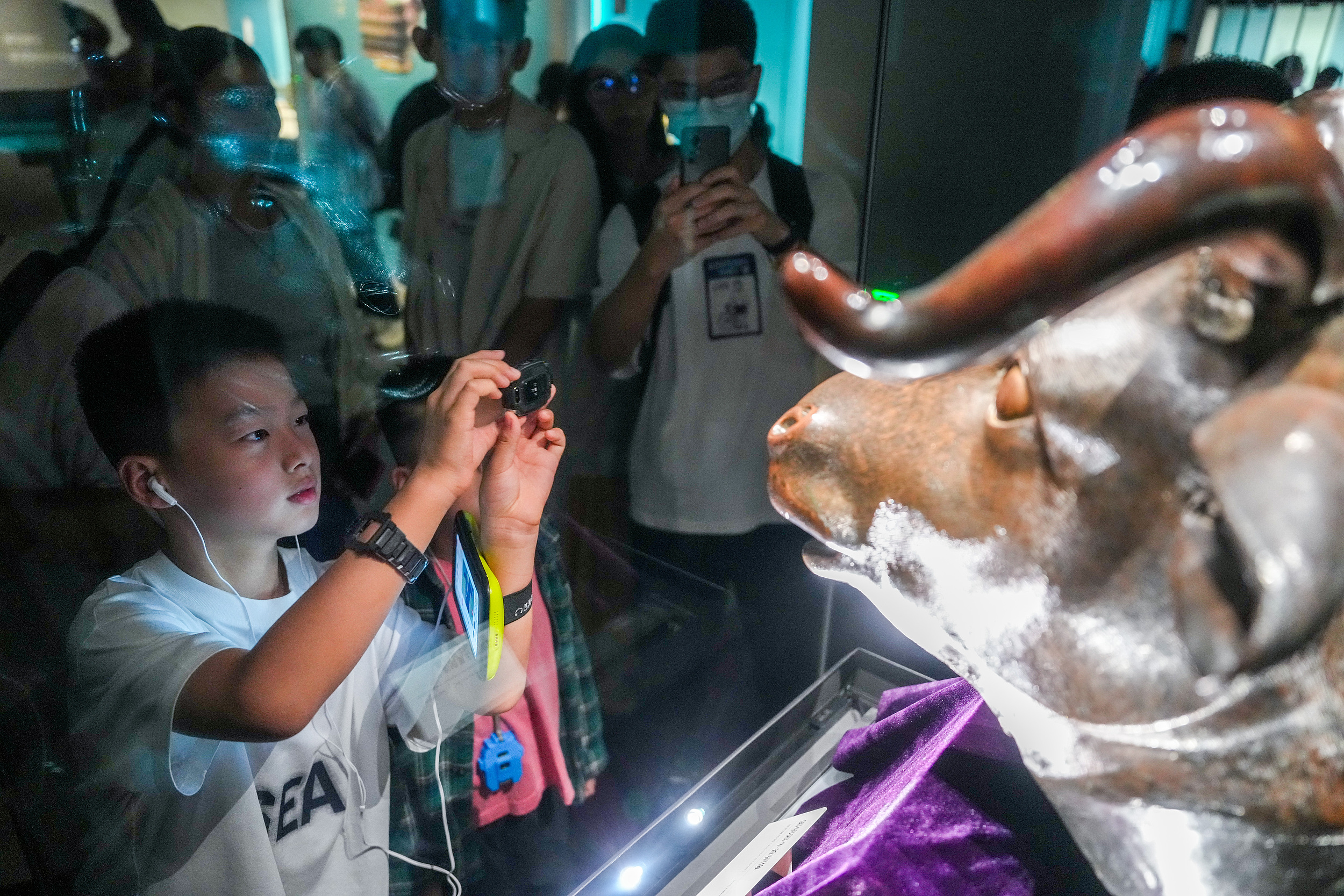 2025年6月，參加研學(xué)游的孩子在安徽博物院蜀山館參觀圓明園牛首銅像。（圖片來(lái)源：視覺(jué)中國(guó)）