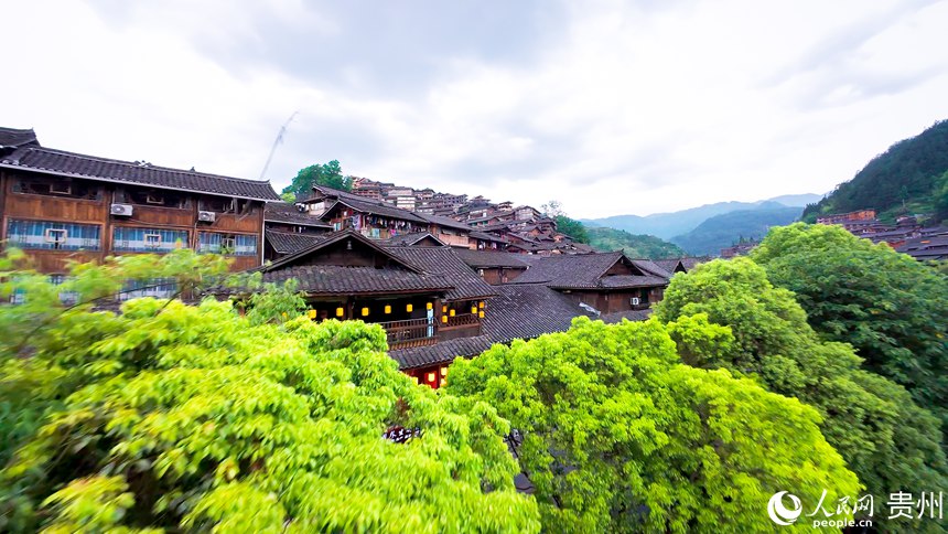 6 穿越機視角下的西江千戶苗寨。人民網(wǎng)記者 涂敏 攝