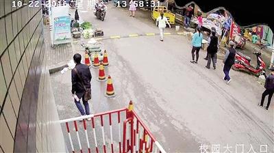 雙橋入室盜竊案，監(jiān)控視頻截圖紅圈處為犯罪嫌疑人。 本報記者 雷鍵 通訊員 葉文廣 攝