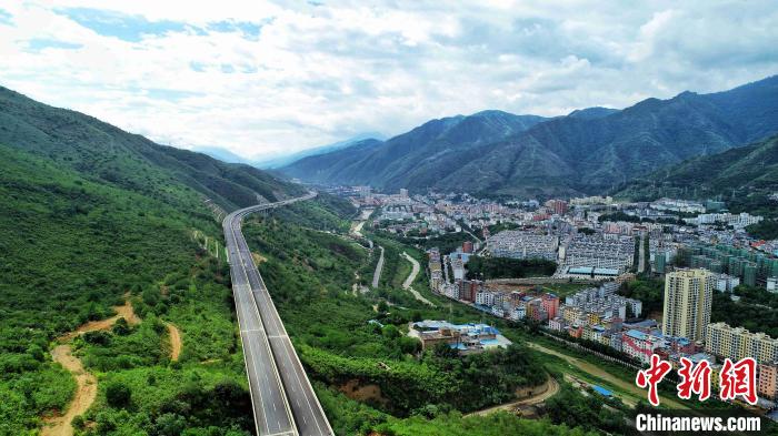 圖為航拍元江至蔓耗高速公路紅河段。云南建投集團供圖