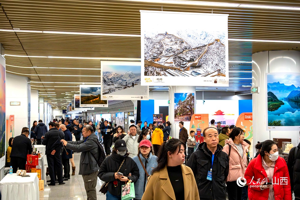 “相約忻州·盡享冬韻”暨“乘地鐵游山西”主題攝影展（忻州）在太原地鐵長(zhǎng)風(fēng)街站啟幕。