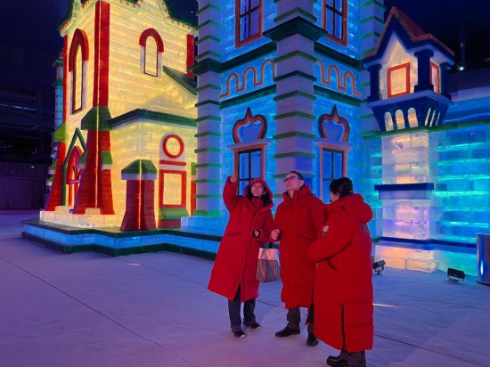 10月18日,哈薩克斯坦外賓參觀黑龍江哈爾濱冰雪大世界夢幻冰雪館。新華社記者 楊軒 攝