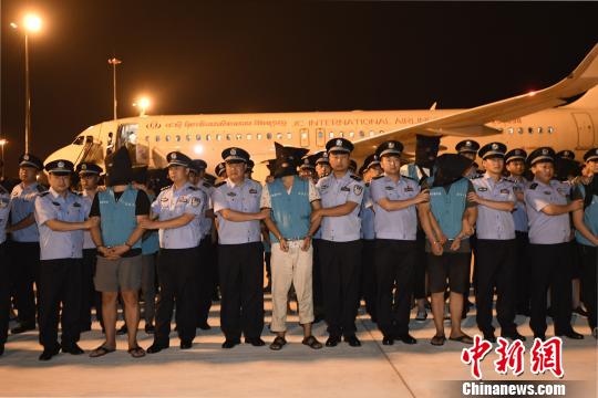 被押解回蓉的犯罪嫌疑人?！“苍?攝