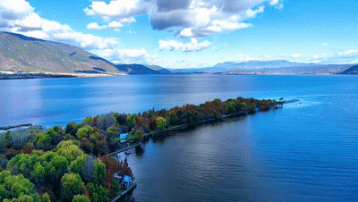 大理洱海畔。