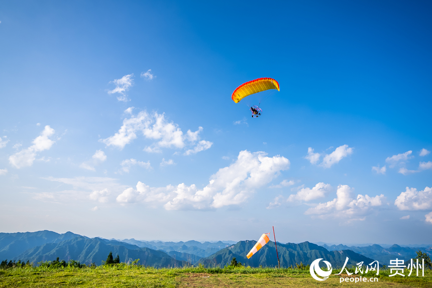 游客在野玉海飛行營地乘動(dòng)力滑翔傘體驗(yàn)云端觀景。人民網(wǎng)記者 涂敏攝