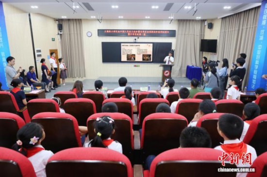 廣州中醫(yī)藥大學(xué)副校長、廣東省中醫(yī)院院長張忠德向?qū)W生講述“抗戰(zhàn)中的中醫(yī)藥”。吳遠(yuǎn)團(tuán) 攝