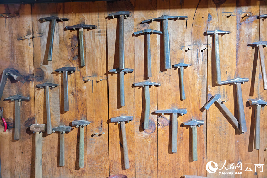 新華村銀器加工作坊里的小錘。人民網(wǎng)記者 符皓攝