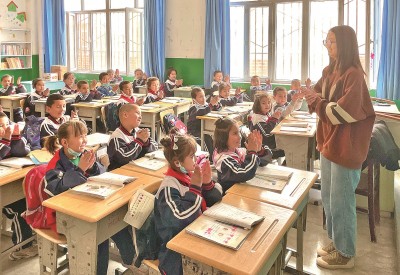 2023年5月，西北師范大學(xué)學(xué)生在新疆阿克蘇地區(qū)溫宿縣吐木秀克鎮(zhèn)第一小學(xué)實(shí)習(xí)支教。 卓杰攝