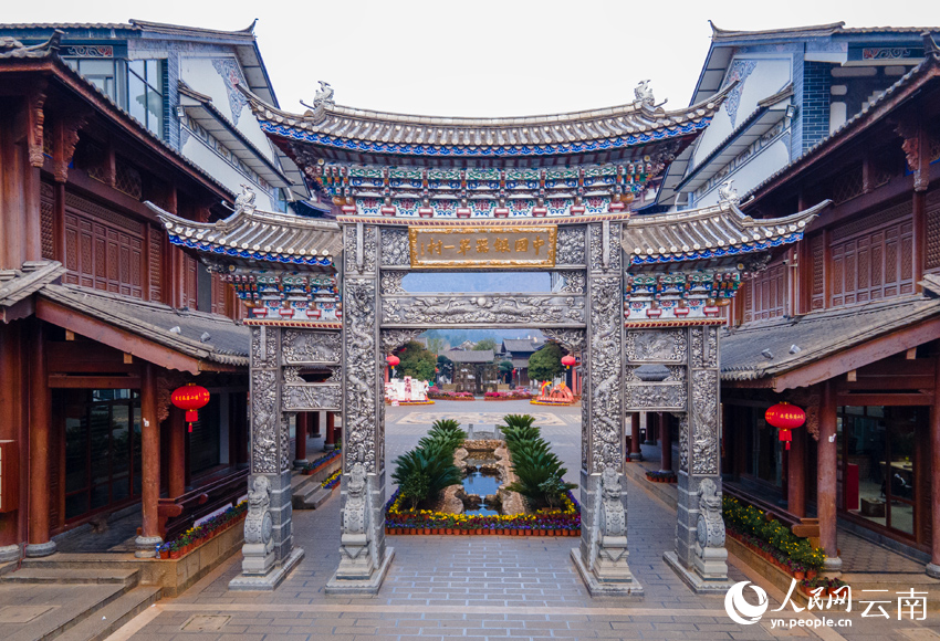 1.新華村耗銀近2.8噸建設的銀牌坊。人民網(wǎng)記者 符皓攝