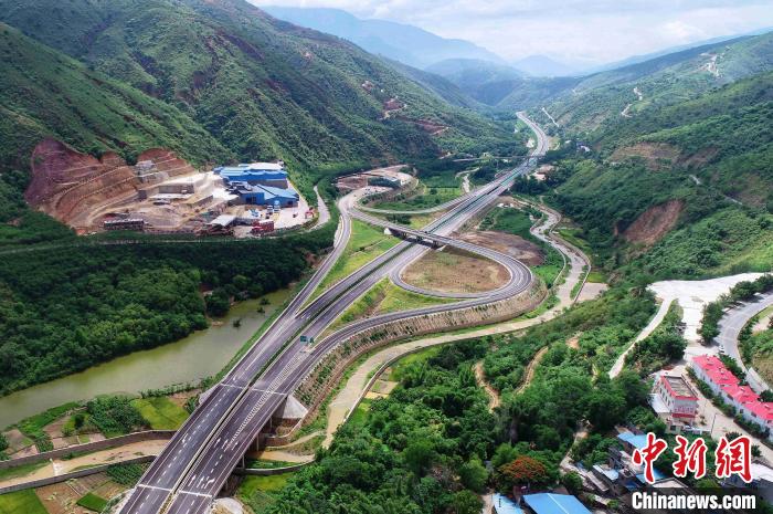 圖為航拍元江至蔓耗高速公路紅河段。云南建投集團供圖