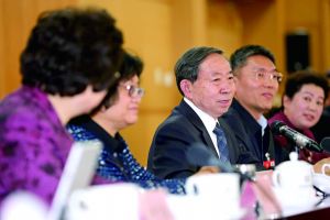 3月8日，全國政協(xié)舉行教育界別聯(lián)組會議，教育部部長袁貴仁右三到會聽取建議。