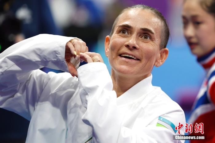 資料圖：9月28日，杭州第19屆亞運(yùn)會競技體操女子跳馬決賽在黃龍體育中心體育館舉行。烏茲別克斯坦選手丘索維金娜以13.383分獲得該項目第四名。圖為丘索維金娜在賽后向觀眾比心。<a target='_blank' href='/'>中新社</a>記者 富田 攝