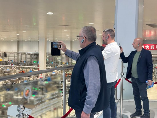 10月15日,來自塞爾維亞的外賓參觀位于內(nèi)蒙古呼和浩特的牛奶生產(chǎn)線。新華社記者 王雪冰 攝