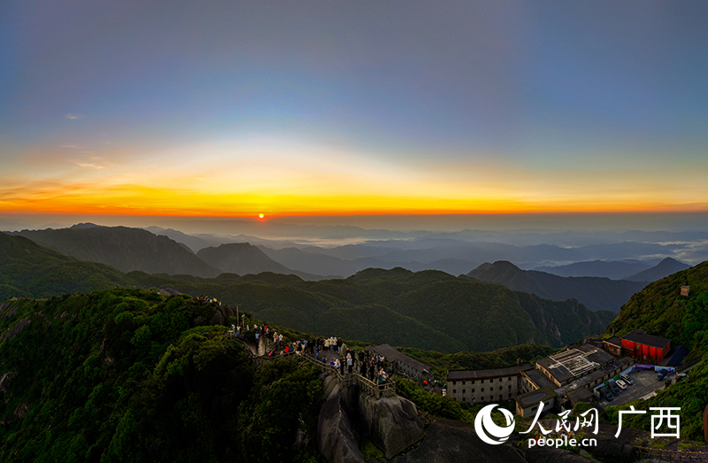 紅日破云而出。人民網(wǎng) 雷琦竣攝