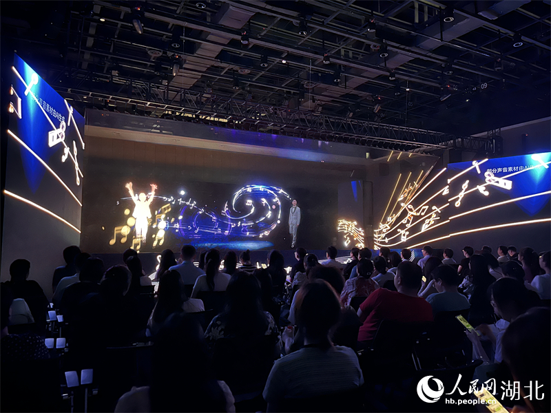 “夢幻靈境”AI展演現(xiàn)場火爆。人民網(wǎng)記者 張雋攝