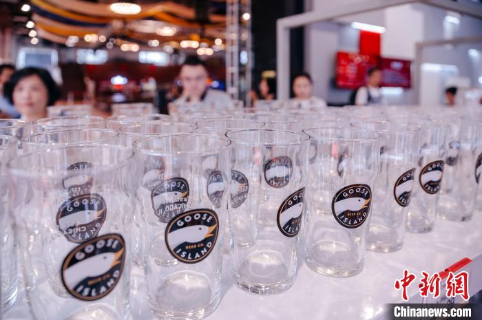 基地內(nèi)，各式啤酒文化周邊產(chǎn)品在出售?！±钅宪?攝