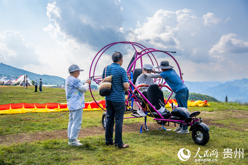 游客在野玉海飛行營地解鎖山地新玩法。人民網(wǎng)記者 涂敏攝