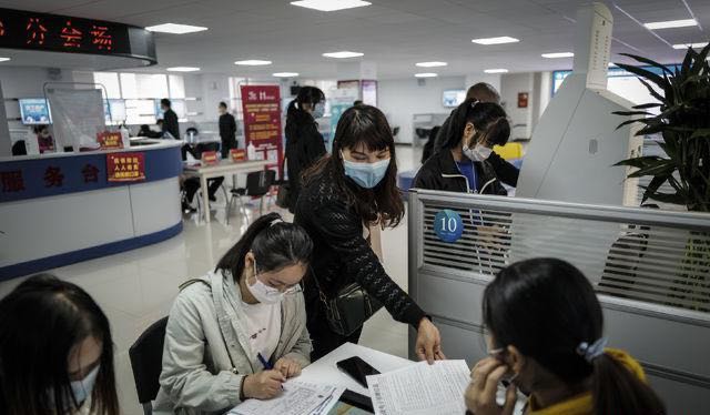 武漢市舉辦2020年首場(chǎng)現(xiàn)場(chǎng)招聘會(huì)。 圖片來(lái)源 中國(guó)青年報(bào)