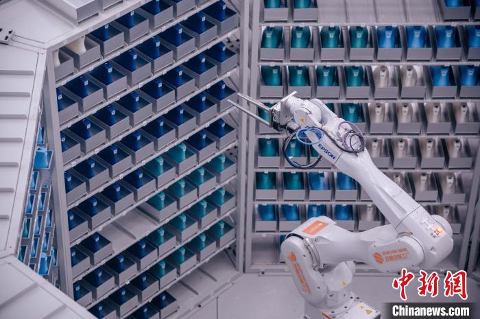 車(chē)間里，鞋楦配送機(jī)械臂在有序工作?！±钅宪?攝