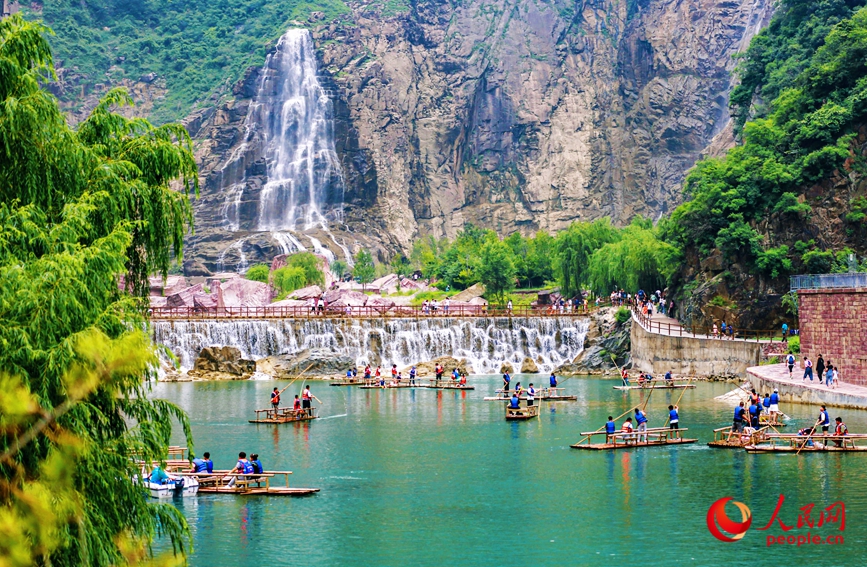 泛舟水上，成為酷熱夏季的一個避暑良方。人民網(wǎng)記者 王佩攝