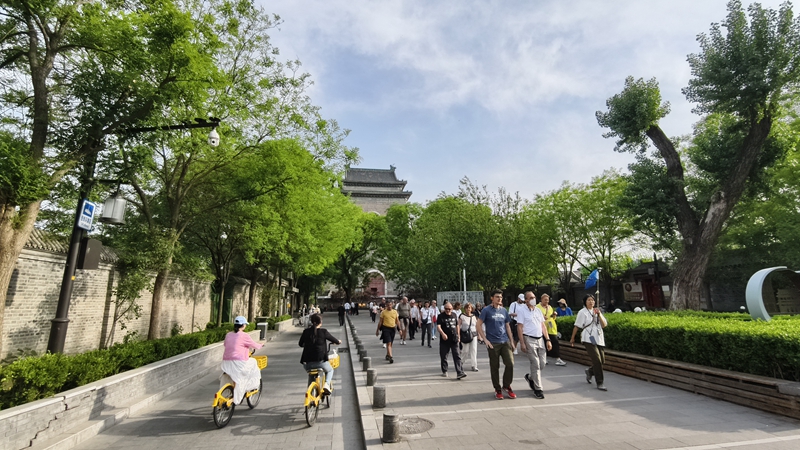 外國(guó)游客游覽北京鼓樓。人民網(wǎng)記者 李楠樺攝