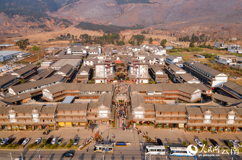 密布銀器加工作坊的新華村。人民網(wǎng)記者 符皓攝