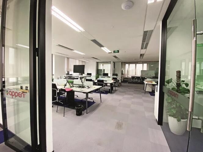 疫情期間，某人工智能公司組織遠(yuǎn)程辦公，辦公室空無(wú)一人。 圖片來(lái)源 中新網(wǎng)