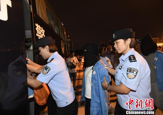 犯罪嫌疑人被押上押解車。　安源 攝