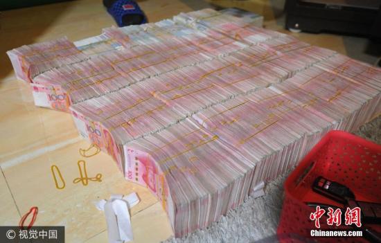 廣西南寧警方8月21日通報(bào)，當(dāng)?shù)亟粘晒善粕姘附痤~15.19億元人民幣的特大傳銷(xiāo)案件。圖為當(dāng)場(chǎng)繳獲的成捆現(xiàn)金。圖片來(lái)源：視覺(jué)中國(guó)