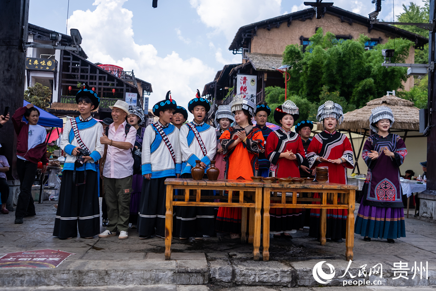 海坪文化小鎮(zhèn)里熱情的彝家“攔門酒”。人民網(wǎng)記者 涂敏攝