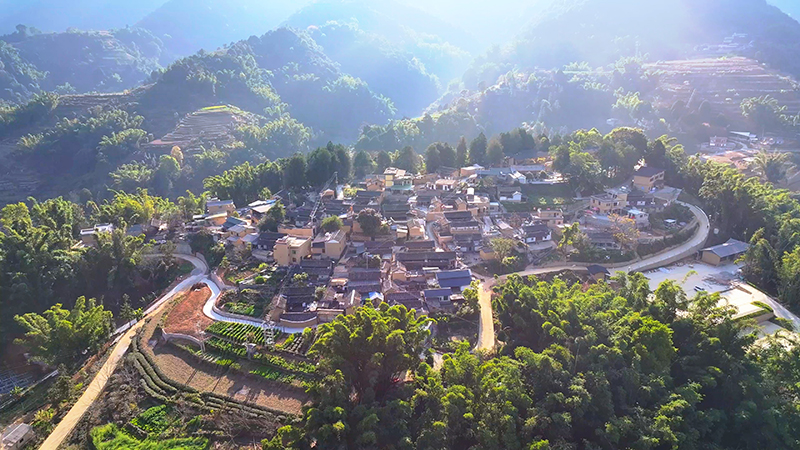 【1】曼海村全景。陶思源-攝