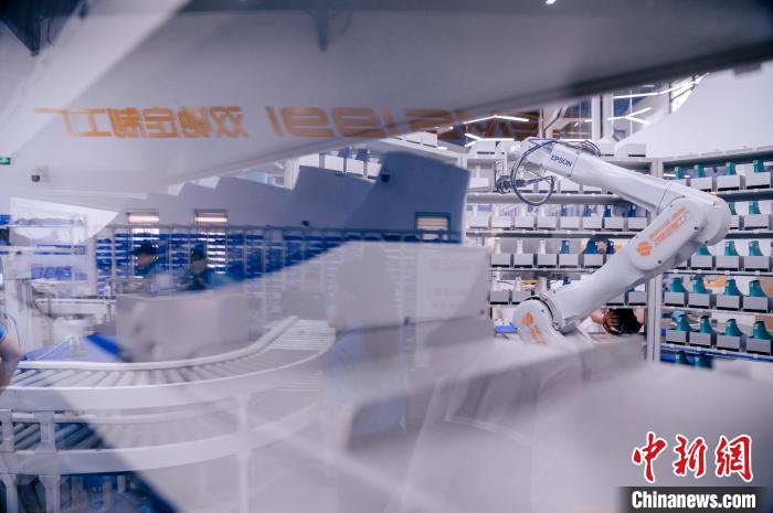 最快一個(gè)多小時(shí)，“私人訂制”的鞋子就能完成生產(chǎn)?！±钅宪?攝