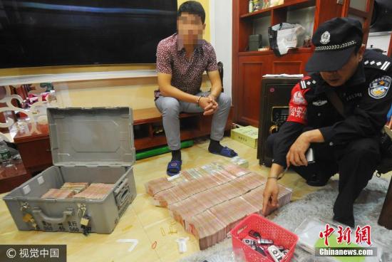 廣西南寧警方8月21日通報(bào)，當(dāng)?shù)亟粘晒善粕姘附痤~15.19億元人民幣的特大傳銷(xiāo)案件。圖為當(dāng)場(chǎng)繳獲的成捆現(xiàn)金。 圖片來(lái)源：視覺(jué)中國(guó)