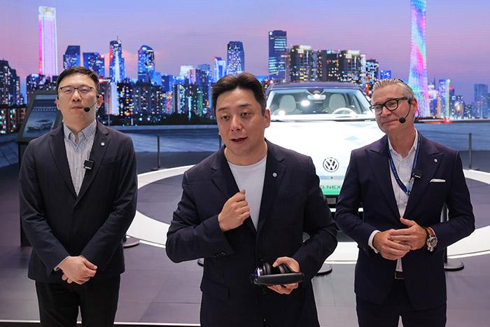 11月17日，上汽大眾汽車有限公司銷售與市場(chǎng)執(zhí)行副總經(jīng)理、上海上汽大眾汽車銷售有限公司總經(jīng)理俞經(jīng)民(中間)參加廣州車展展臺(tái)活動(dòng)。 上汽大眾 供圖