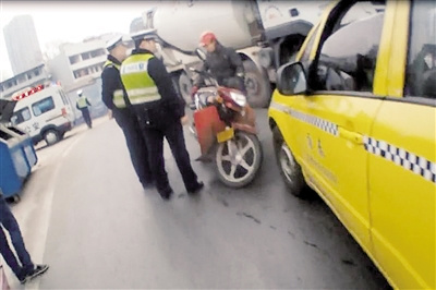 交巡警發(fā)現(xiàn)張師傅還是酒駕。 本報(bào)記者 甘俠義 攝