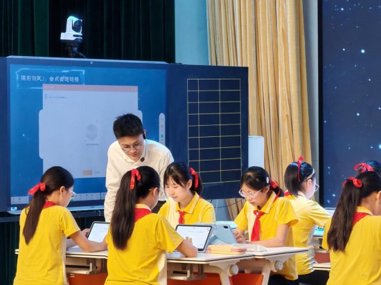 重慶科學(xué)城樹人思賢小學(xué)校教師執(zhí)教“S2C”示范課。