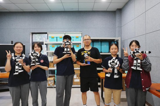 重慶八中科學(xué)城中學(xué)校科創(chuàng)社團(tuán)。