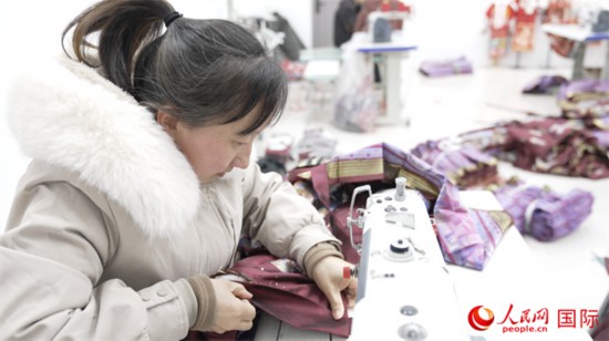 1月24日,在山東省菏澤市曹縣大集鎮(zhèn)云牧服飾有限公司,高燕正在縫制馬面裙。 人民網(wǎng)記者 袁蒙攝