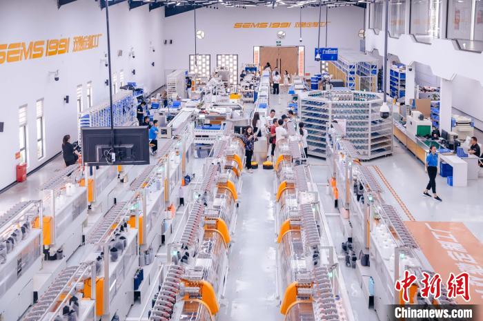 “高質(zhì)量發(fā)展調(diào)研行”主題采訪(fǎng)活動(dòng)來(lái)到福建莆田雙馳鞋業(yè)個(gè)性化定制示范工廠?！±钅宪?攝